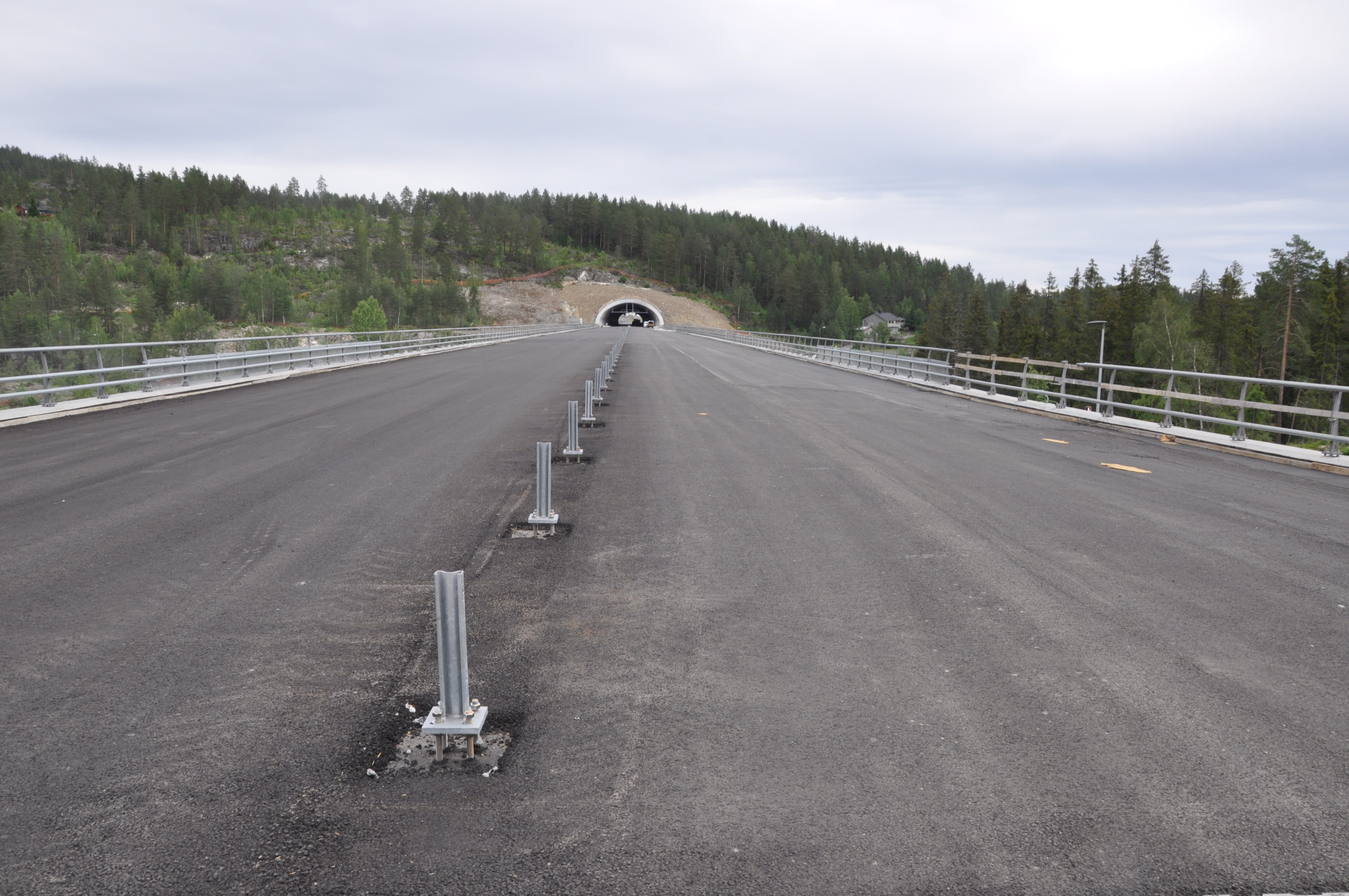 Membran lagt på Saggrenda bru, nå gjenstår siste asfaltlag og midtrekkverk. (Foto: Kjell Wold)