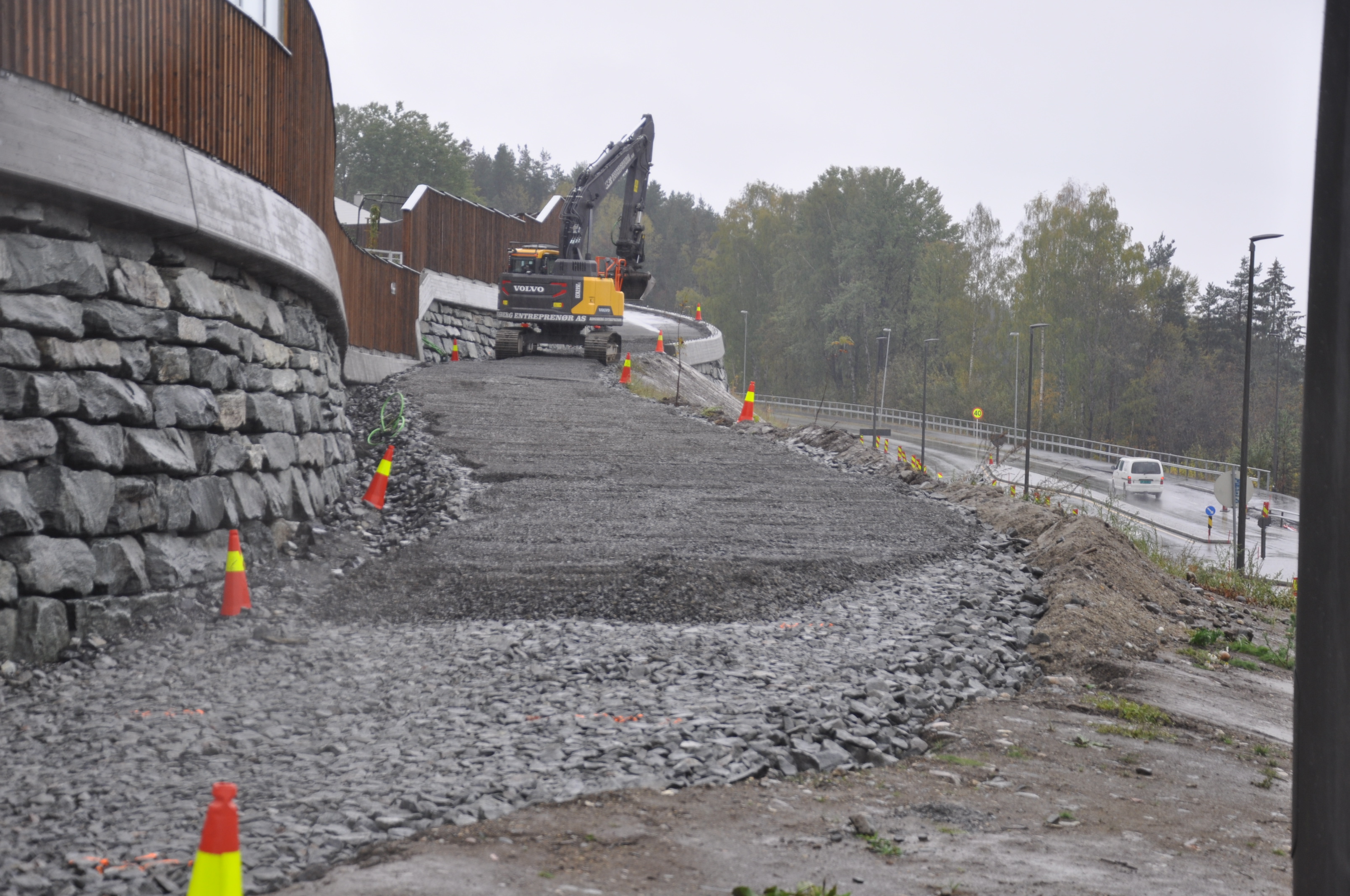 Gangvegen fra Bølgen til Elveterrassen skal også asfalteres. (Foto: Kjell Wold)