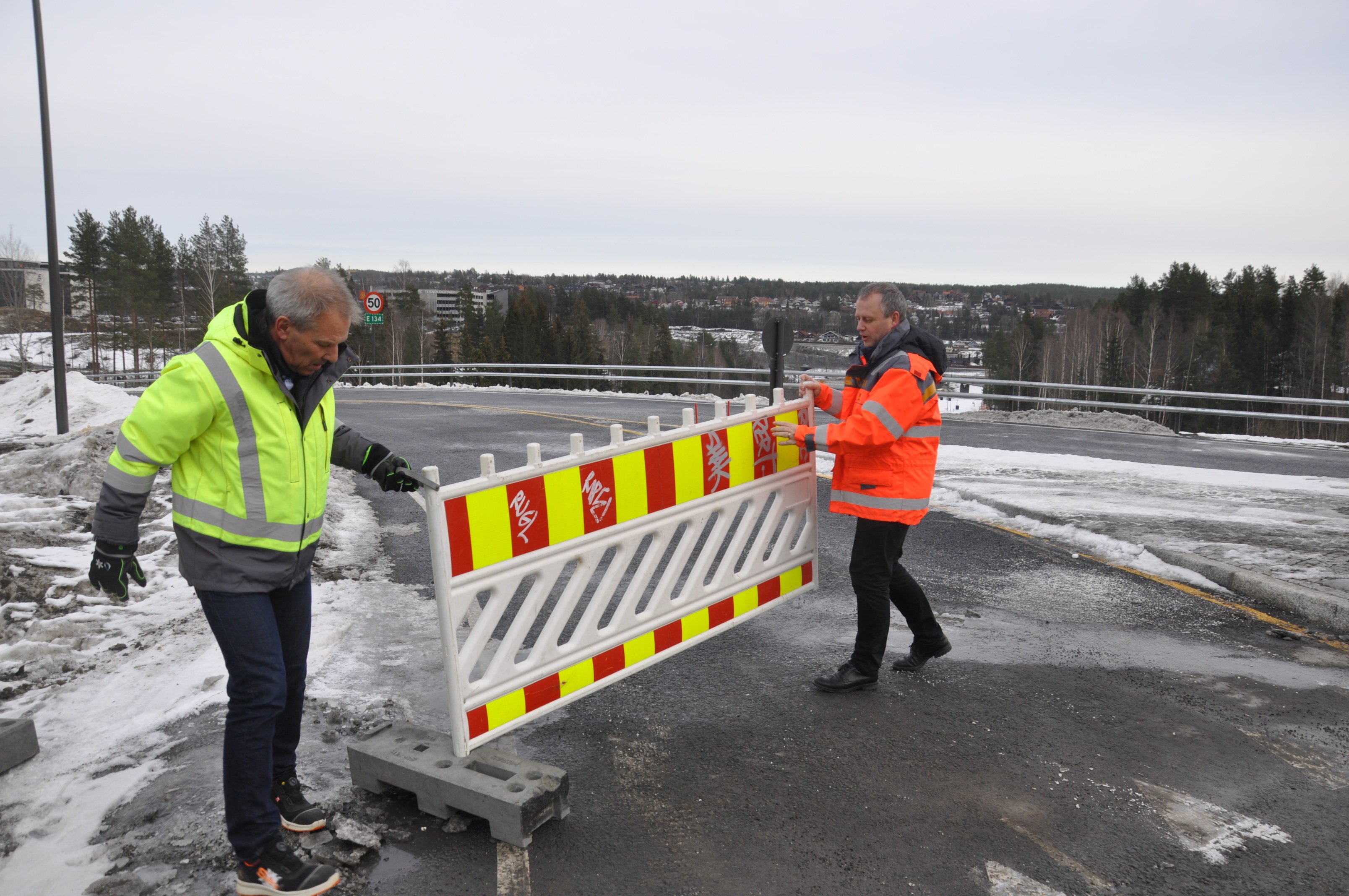 Tom Hedalen i SVV og Johnny Løcka i Teknologiparken åpnet selv veien i ettermiddag.(Foto: Kjell Wold