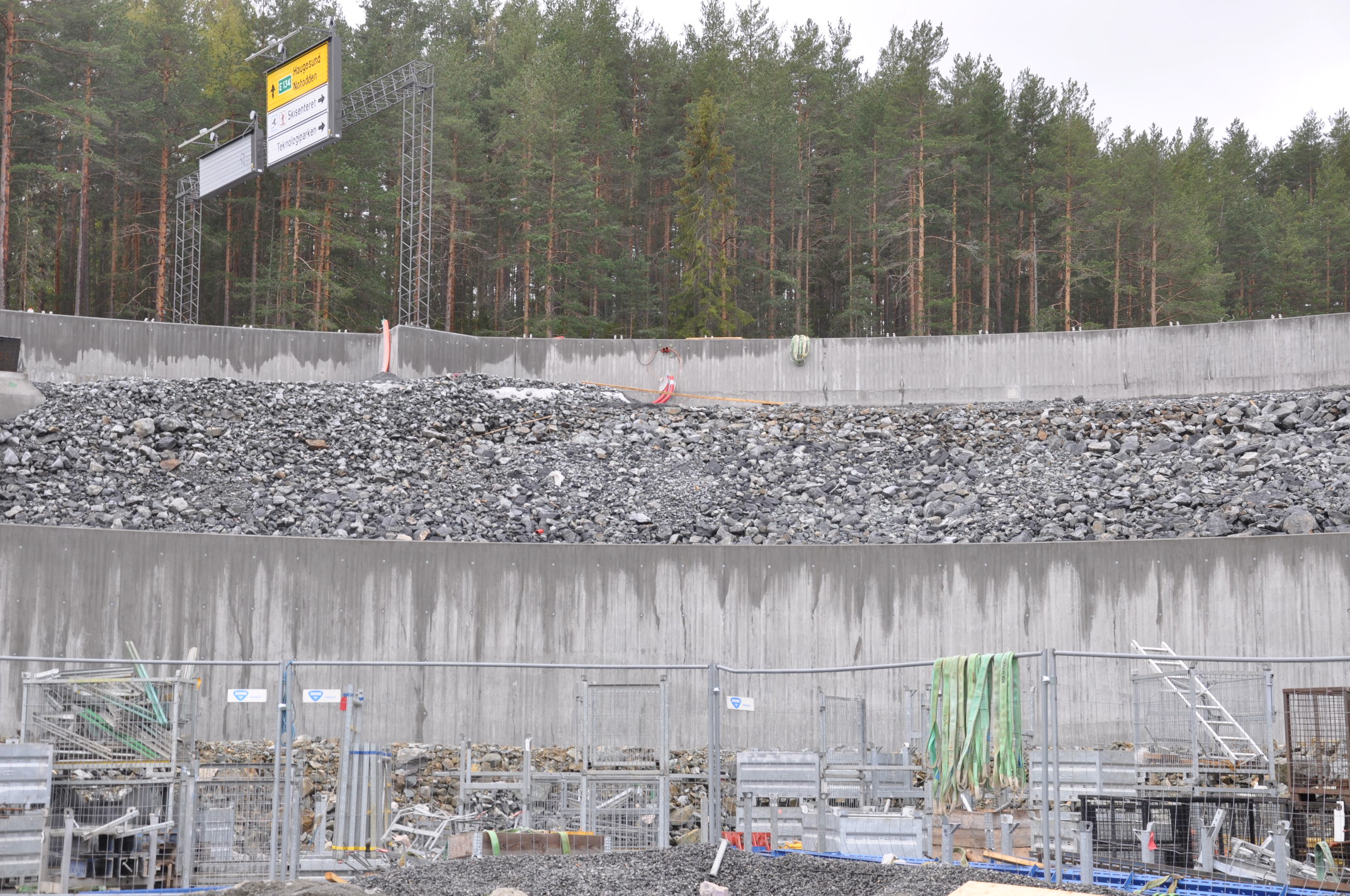 Lange støttemurer ved rundkjøringen bak renseanlegget i Sellikdalen. (Foto: Kjell Wold)