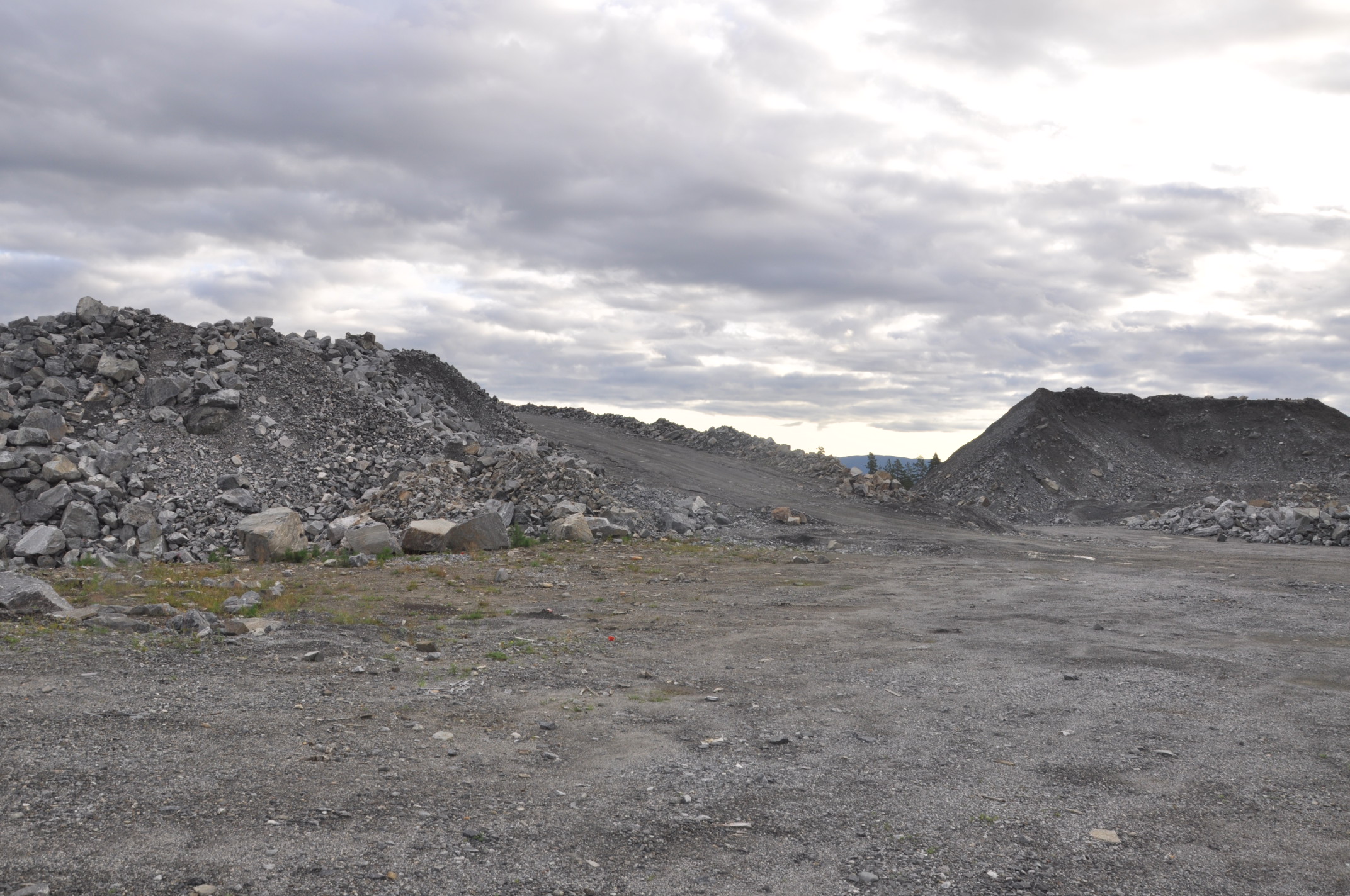 Masser fra E134 lagret på Damåsen er fraktet til Hvittingfoss. (Foto: Kjell Wold)