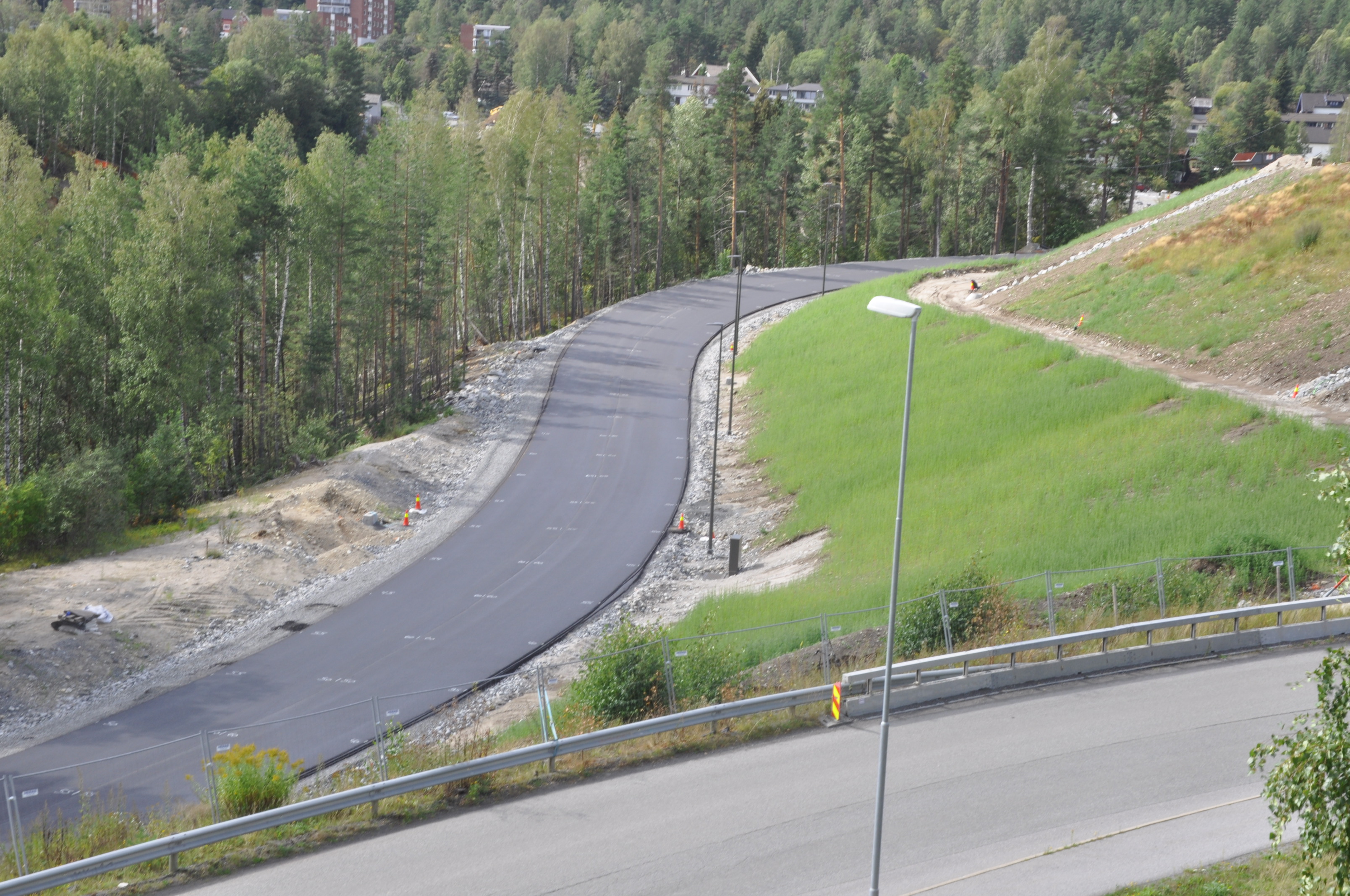 Her går den nye veien opp til Teknologiparken fra ny E134 via Kongsberg bru(Foto: Kjell Wold)