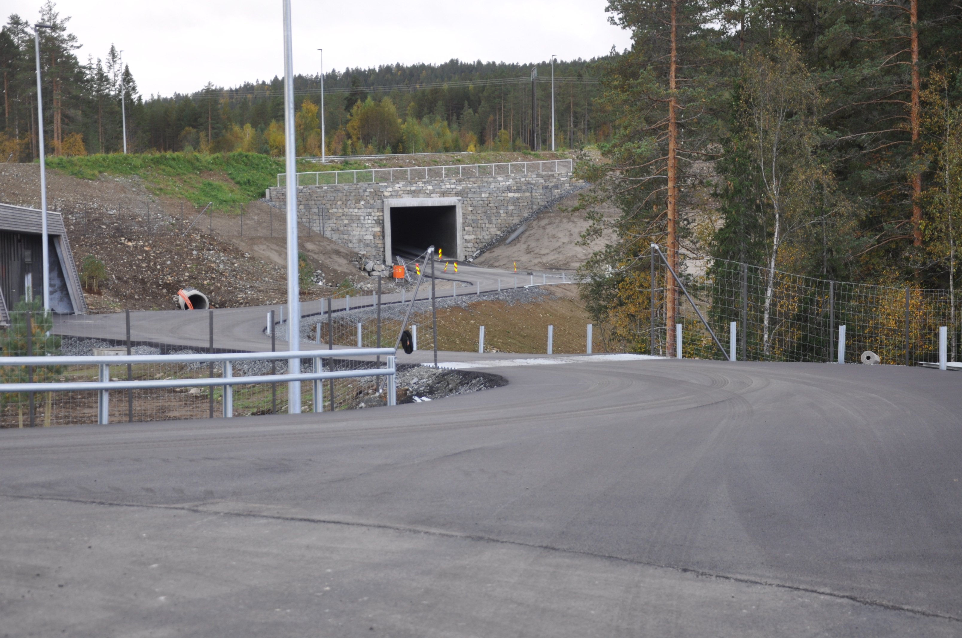 Nylagt asfalt i Kisgruveveien kvalitetmåles. (Foto: Kjell Wold)