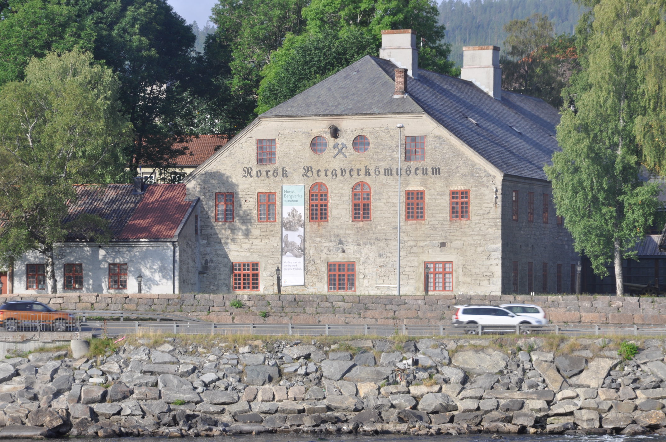 Norsk Bergverksmuseum i Sølvverkets smeltehytte fra 1844. Museet bleåpnet i 1945. (Foto: Kjell Wold)