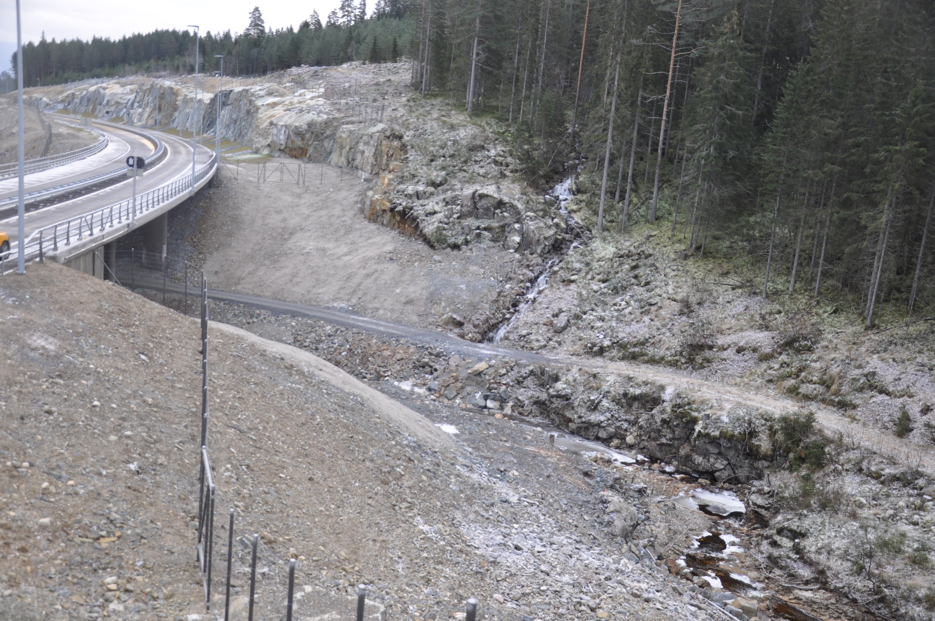 Lassedalsbekken kommer fra Meheia og krysser her under nye Lassedalen bru. (Foto: Kjell Wold)