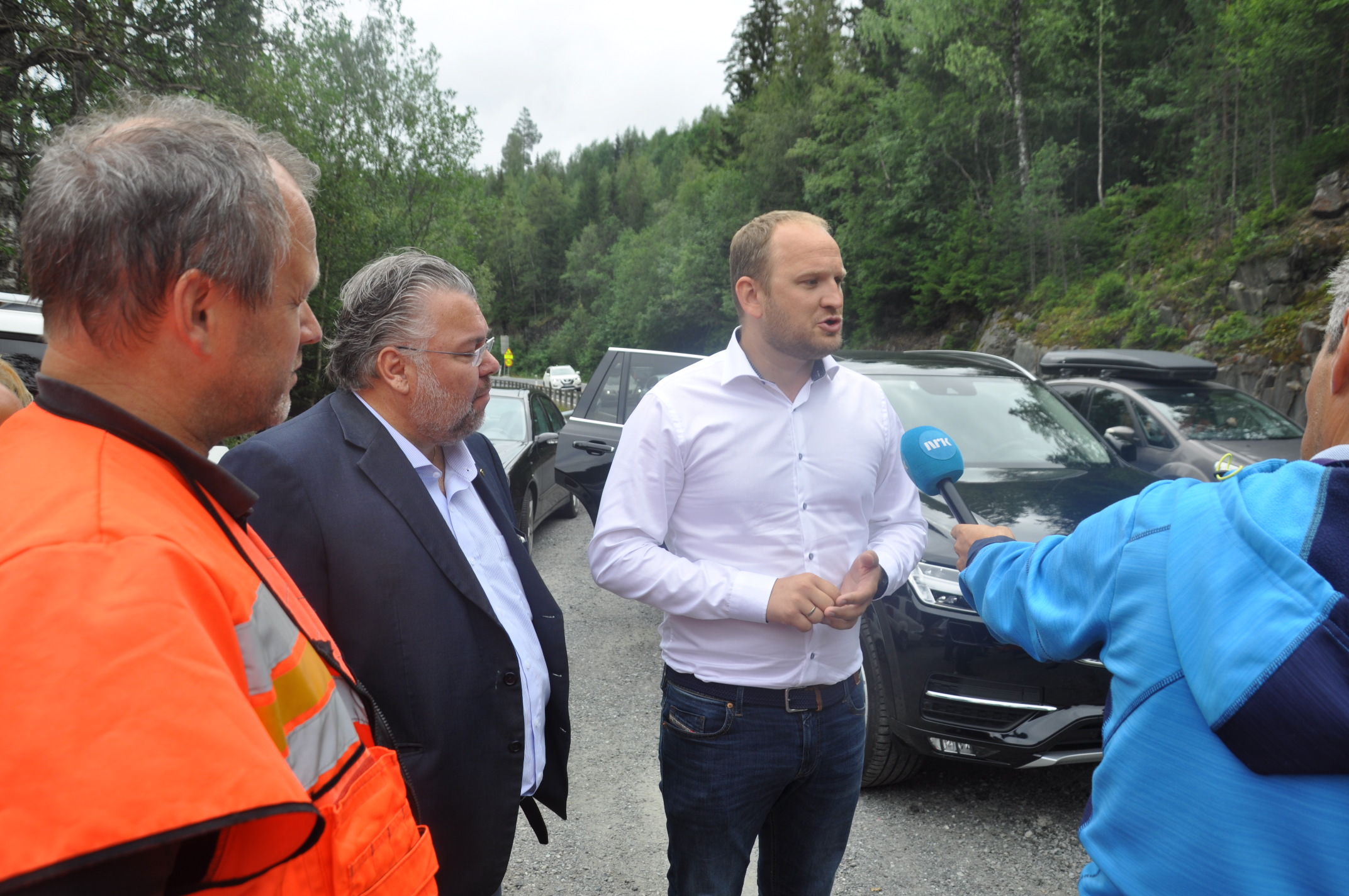 Tom Hedalen får bomynheten på direkten av statsråd Dale ved Kobbervoll bru. (Foto: Kjell Wold)