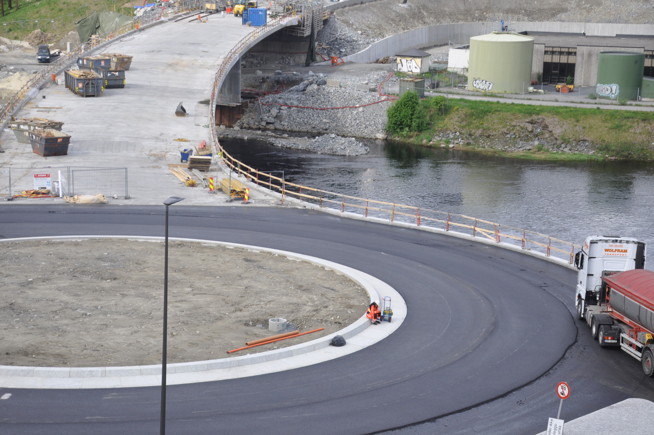 Denne uka asfalteres rundkjøringen ved Kongsberg bru (Foto: Kjell Wold)
