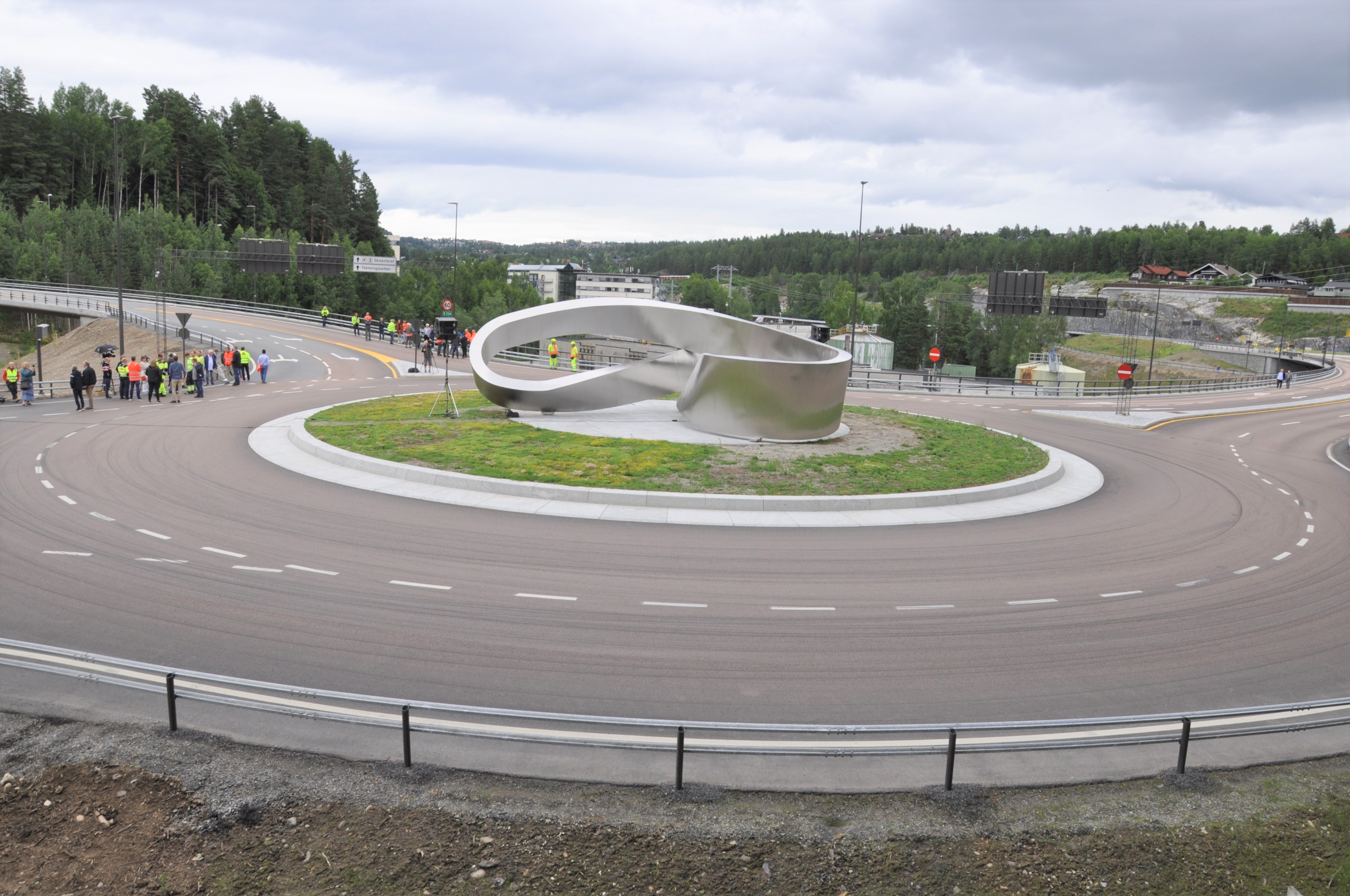 Møbius-skulpturen i E134-rundkjøringen inn til Teknologiparken på Kongsberg. (Foto: Kjell Wold)