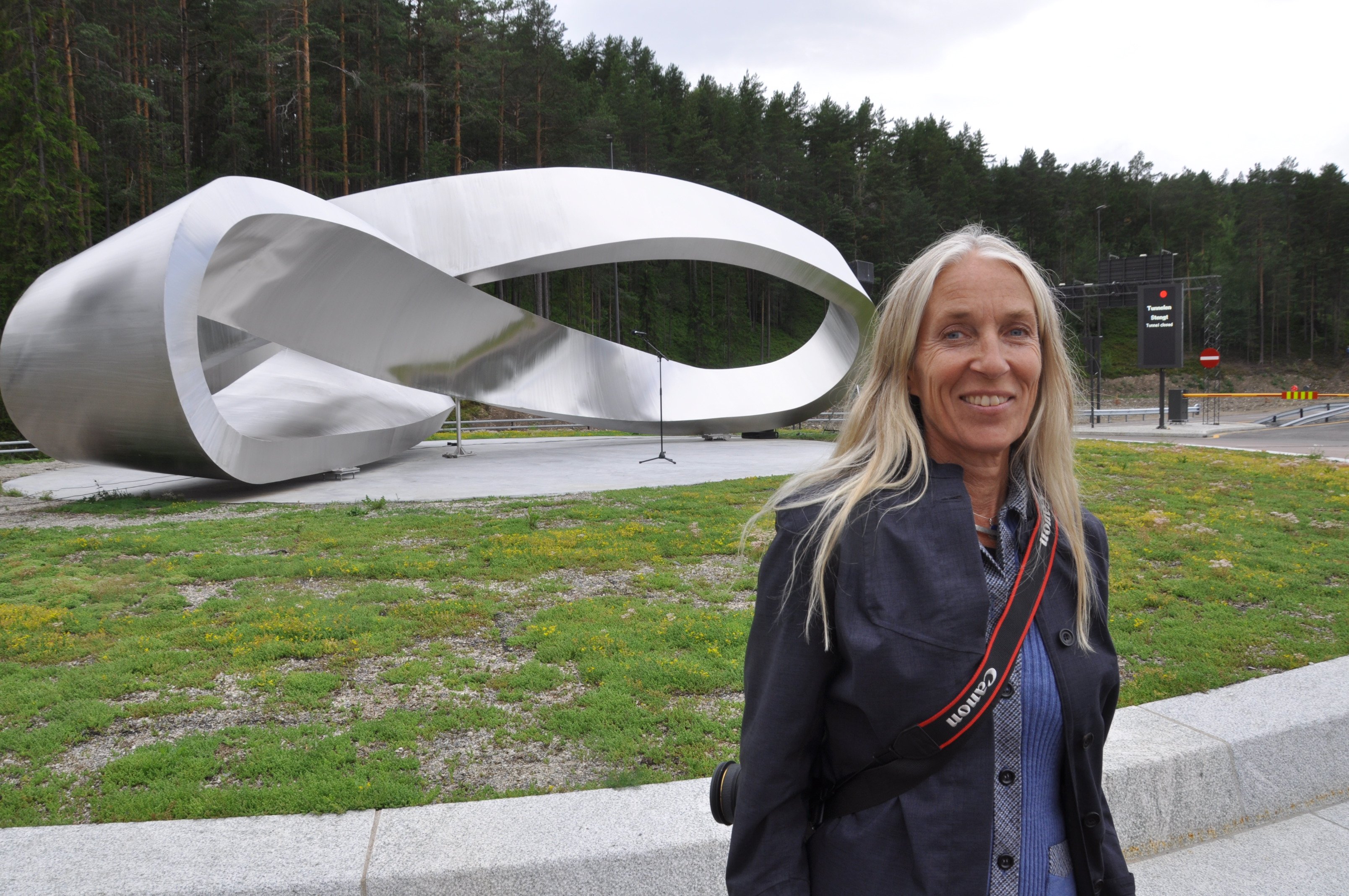Kunstneren bak de to Møbius-skulpturene, Viel Bjerkeseth. (Foto: Kjell Wold)