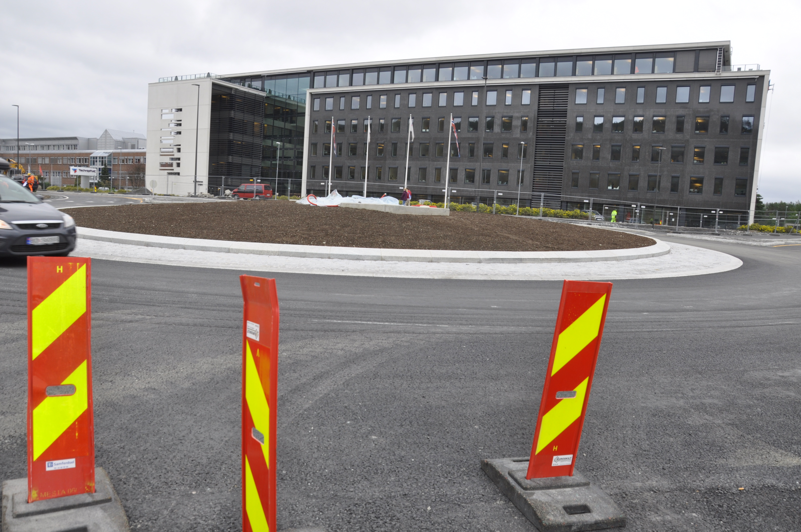 Her åpner statsråd Dale vegen inn mot Teknologiparken torsdag. (Foto: Kjell Wold)