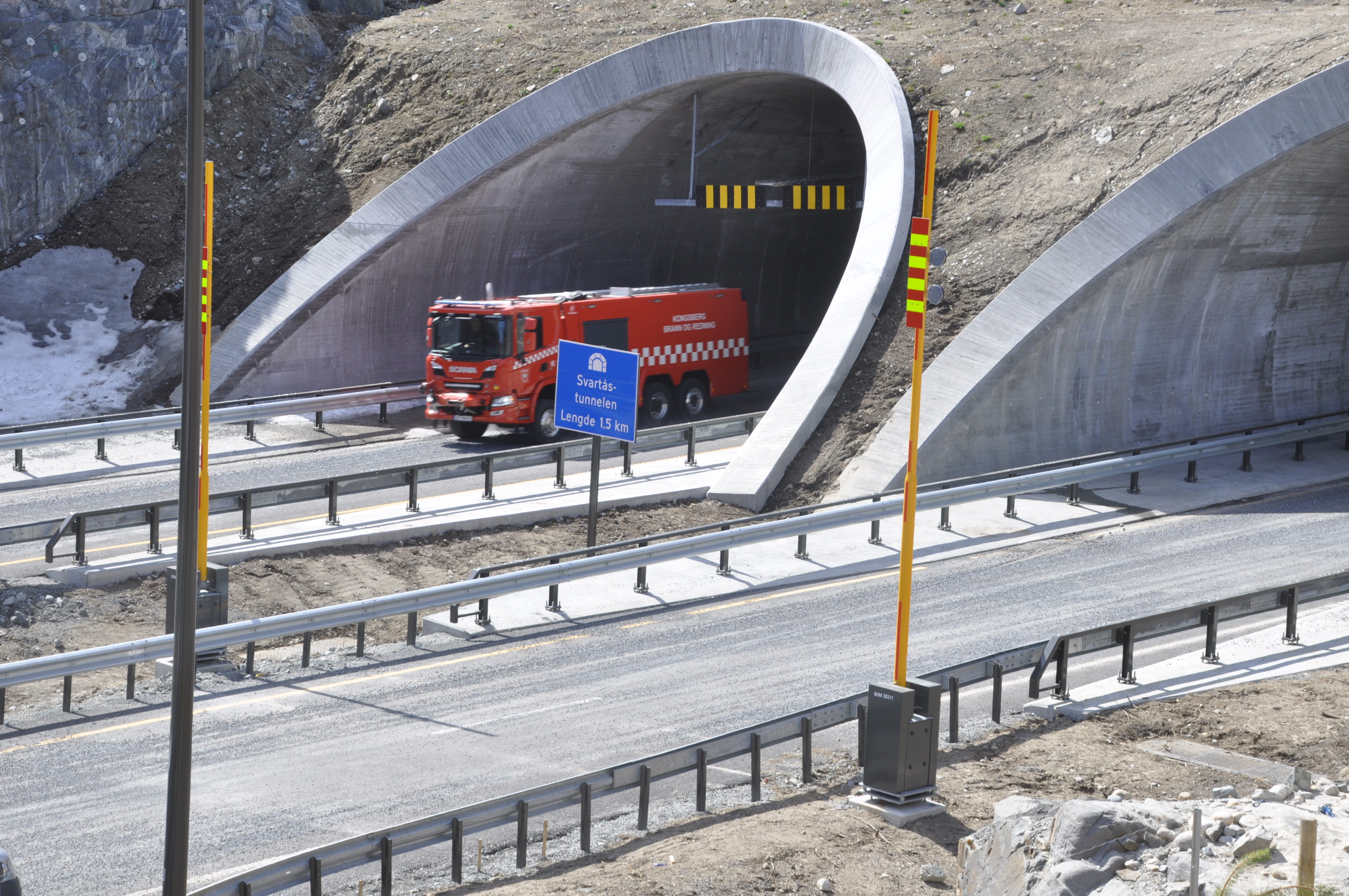 Tankbilen var først ut av 1,5 km lange Svartåstunnelen. (Foto: Kjell Wold)