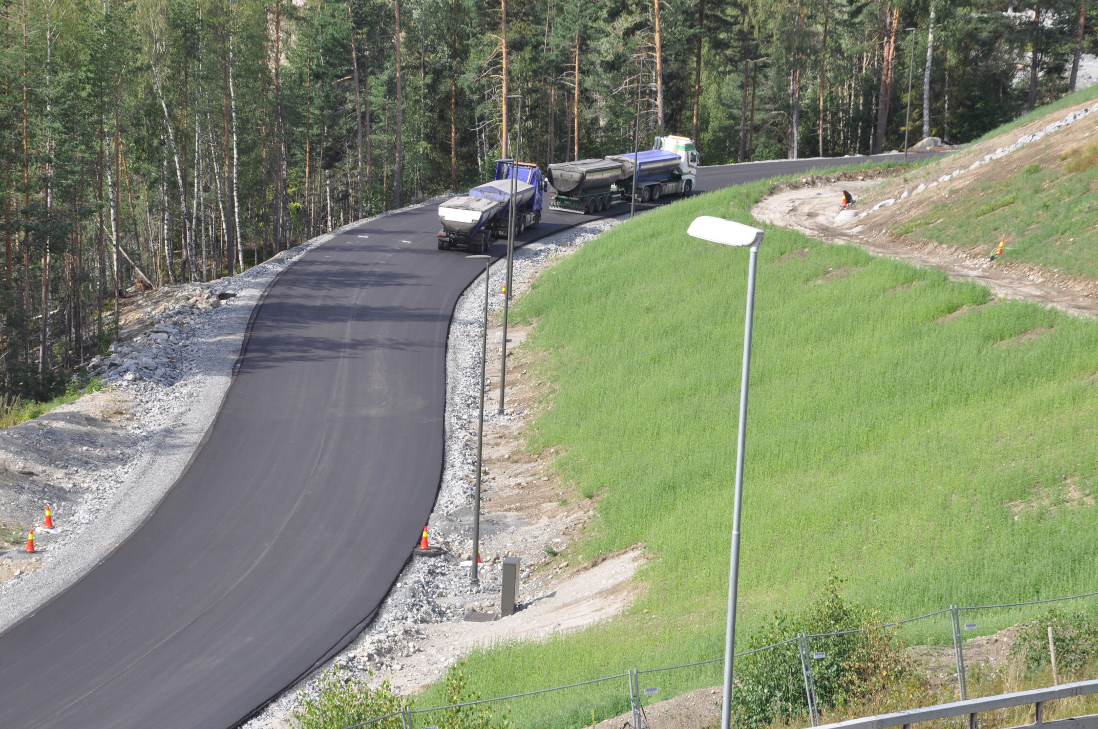 Vegen svinger opp til Teknologiparken fra Sellikdalen her. (Foto: Kjell Wold)