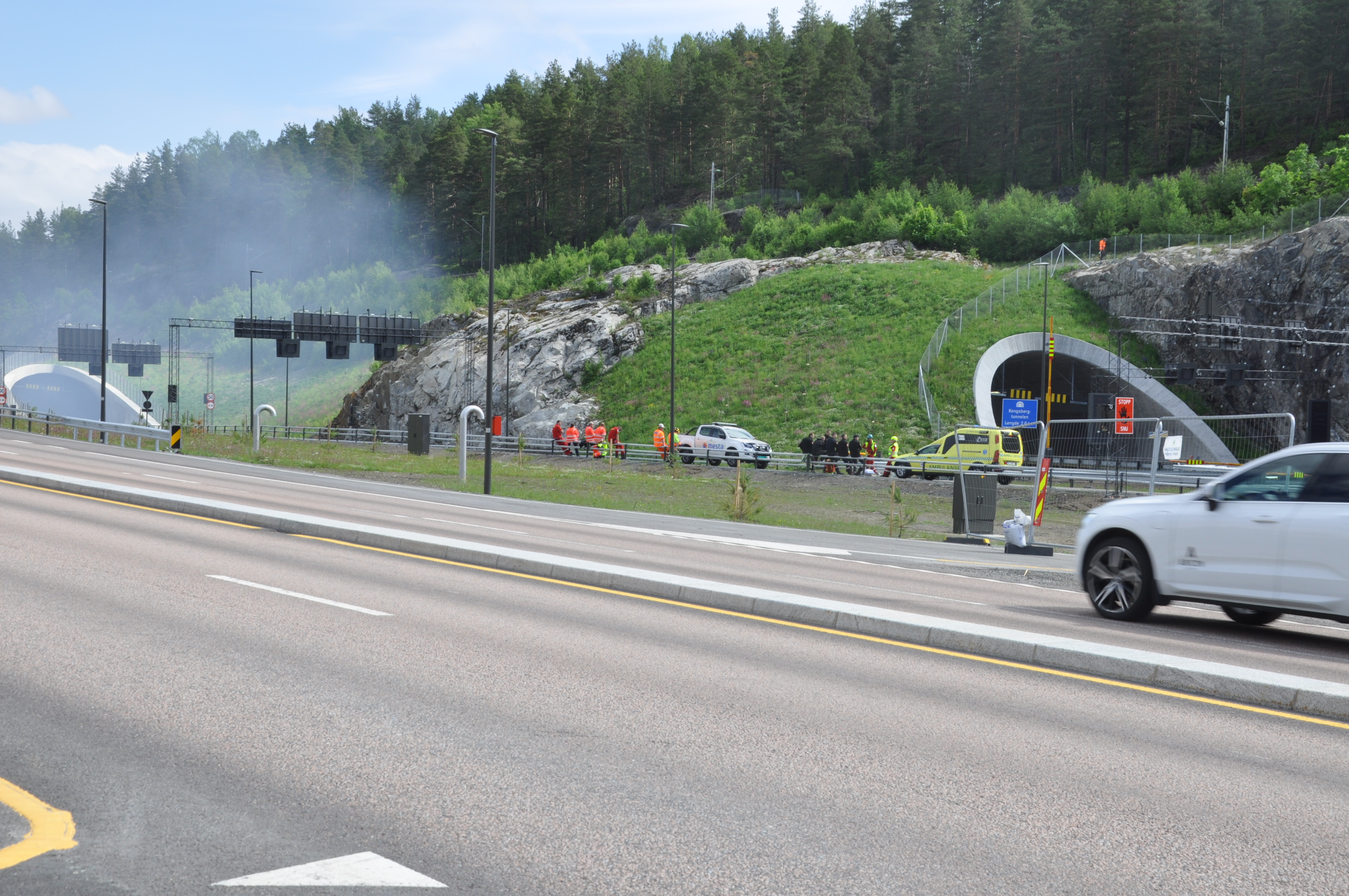 Tunnelviftene blåste røyken ned mot Tislegård. (Foto: Kjell Wold)