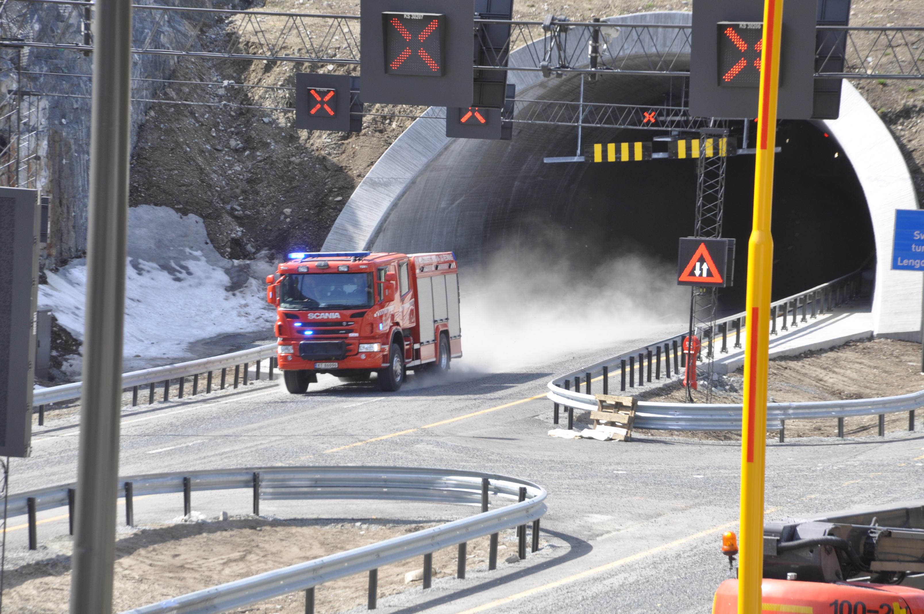 Utrykningsøvelse i Svartåstunnelen, viktig å bruke tunnelenes nødtelefoner. (Foto: Kjell Wold)
