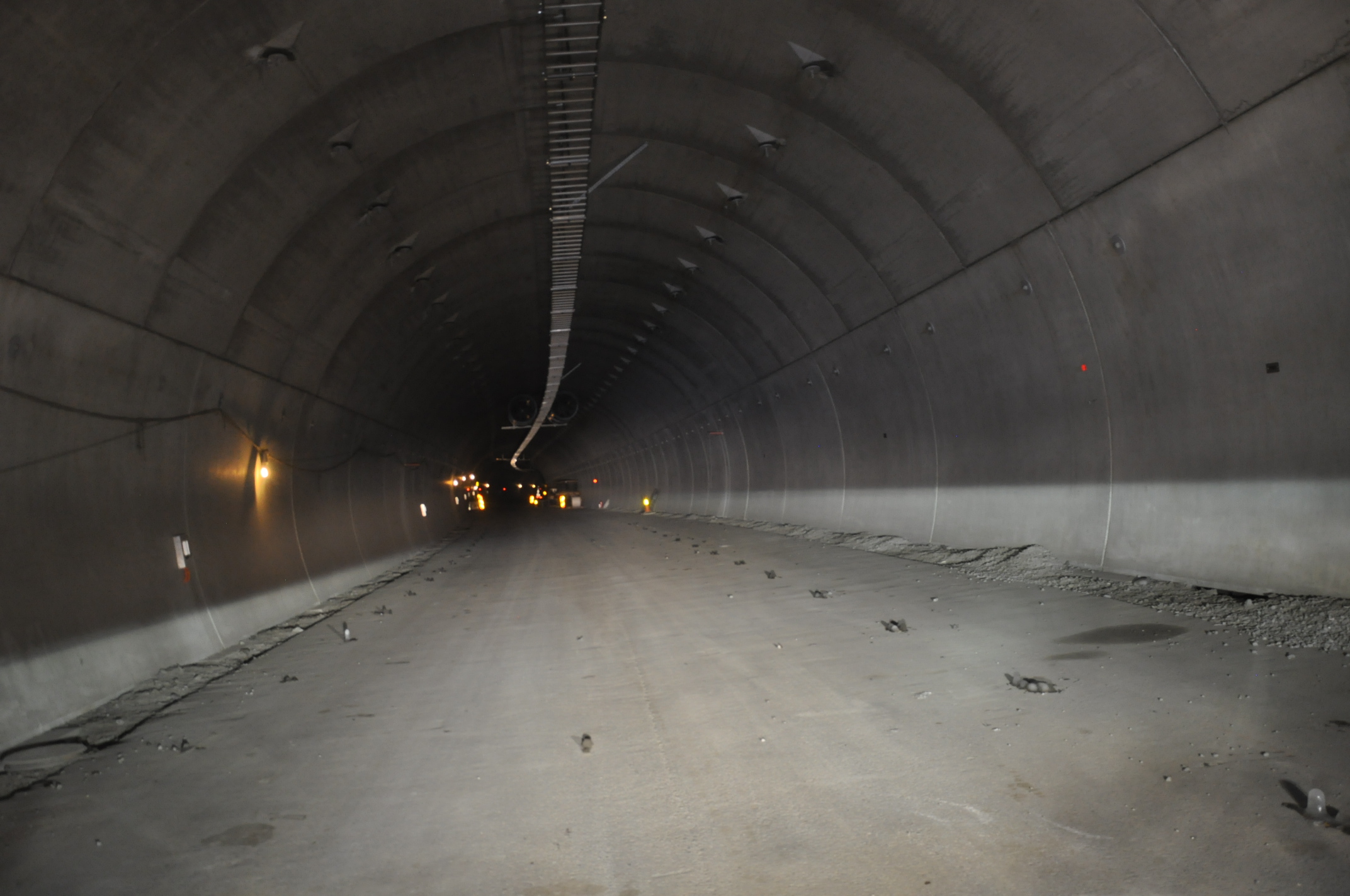 Kabelbruer og vifter på plass i 1,6 kilometer lange Svartåstunnelen. (Foto: Kjell Wold)