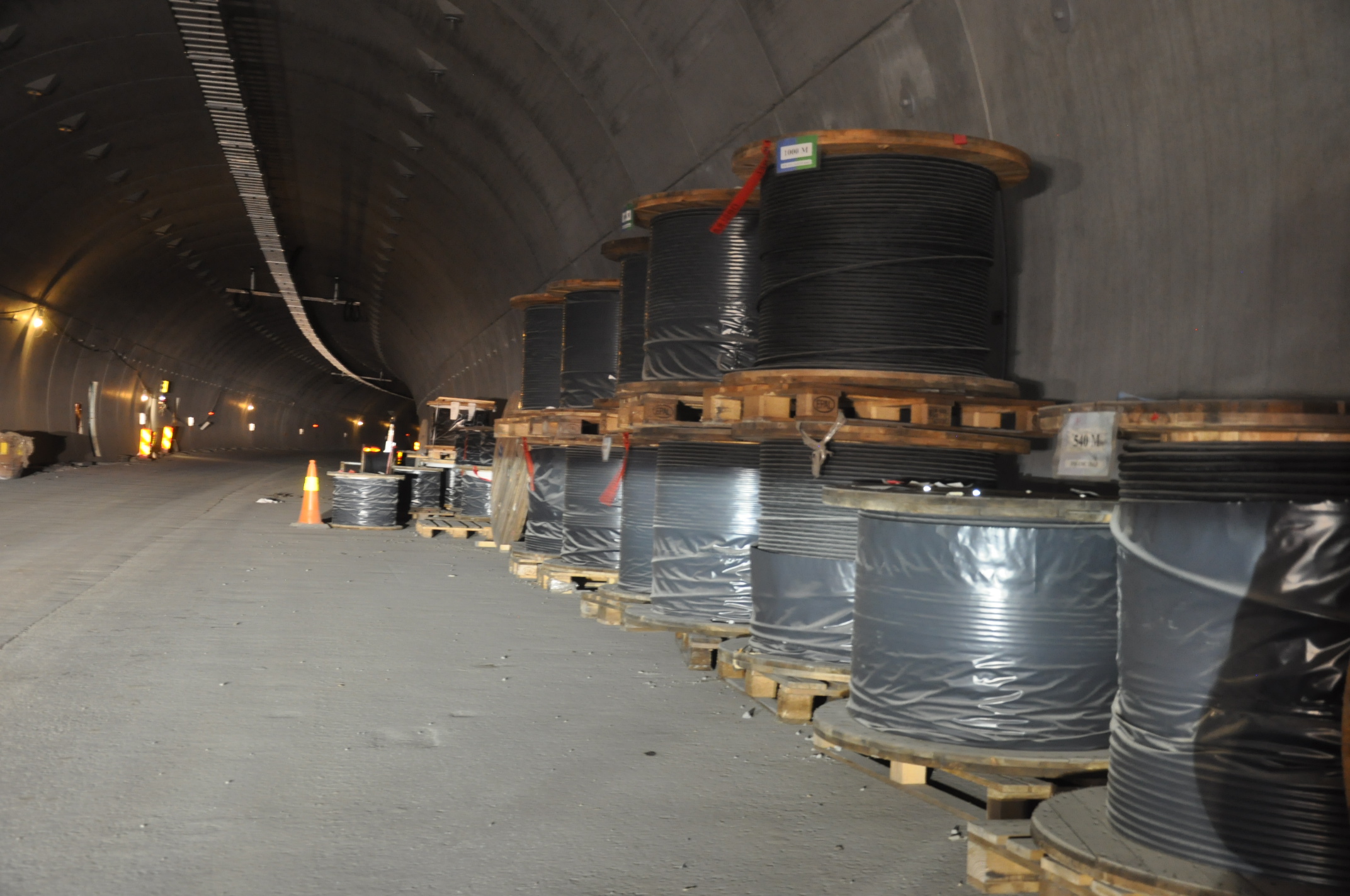Kilometervis med kabler skal sørge for strømforsyning til tunnelene. (Foto: Kjell Wold)