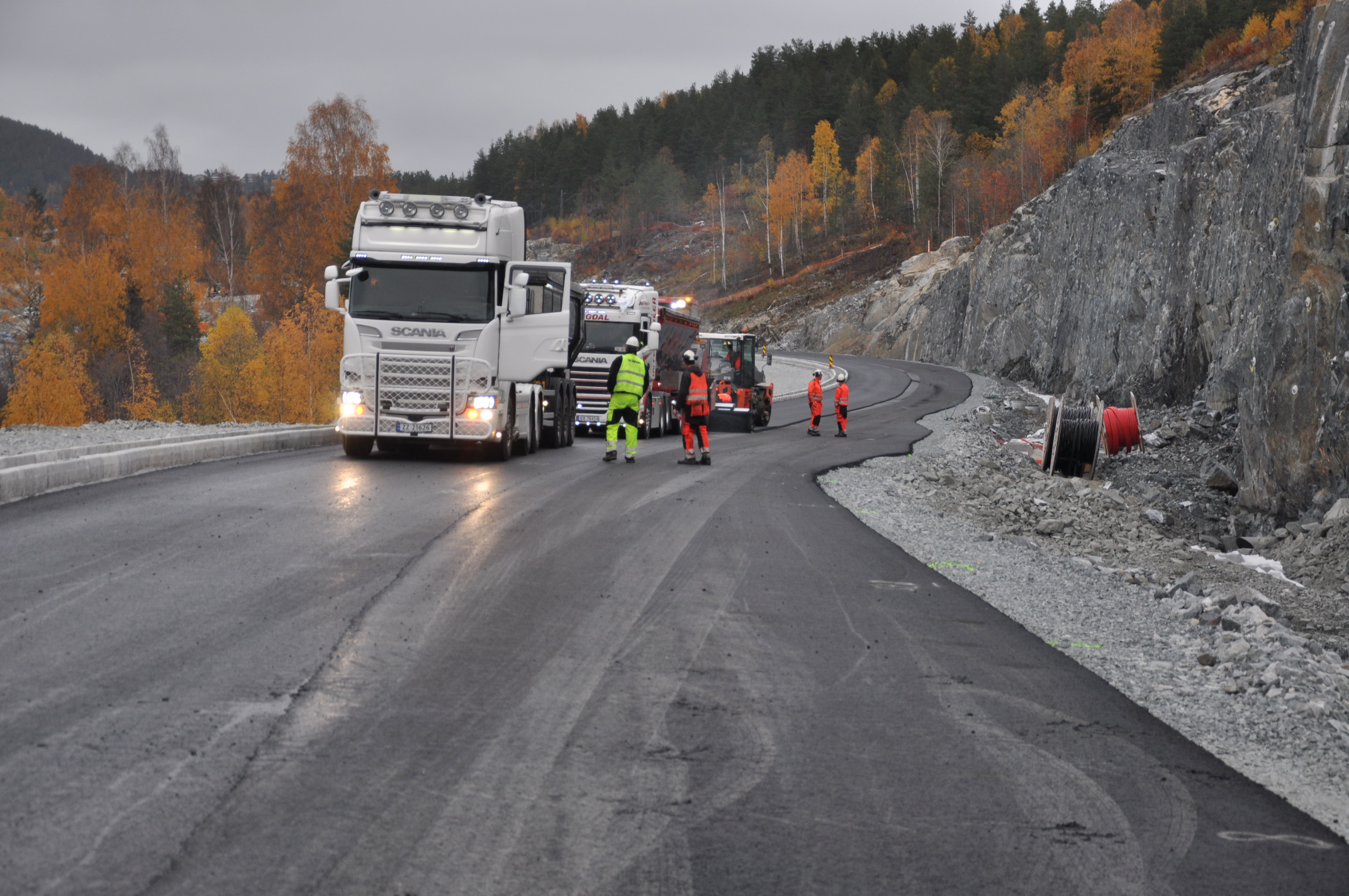 Første lag asfalt på nye Gomsrudveien i dag. (Foto: Kjell Wold)