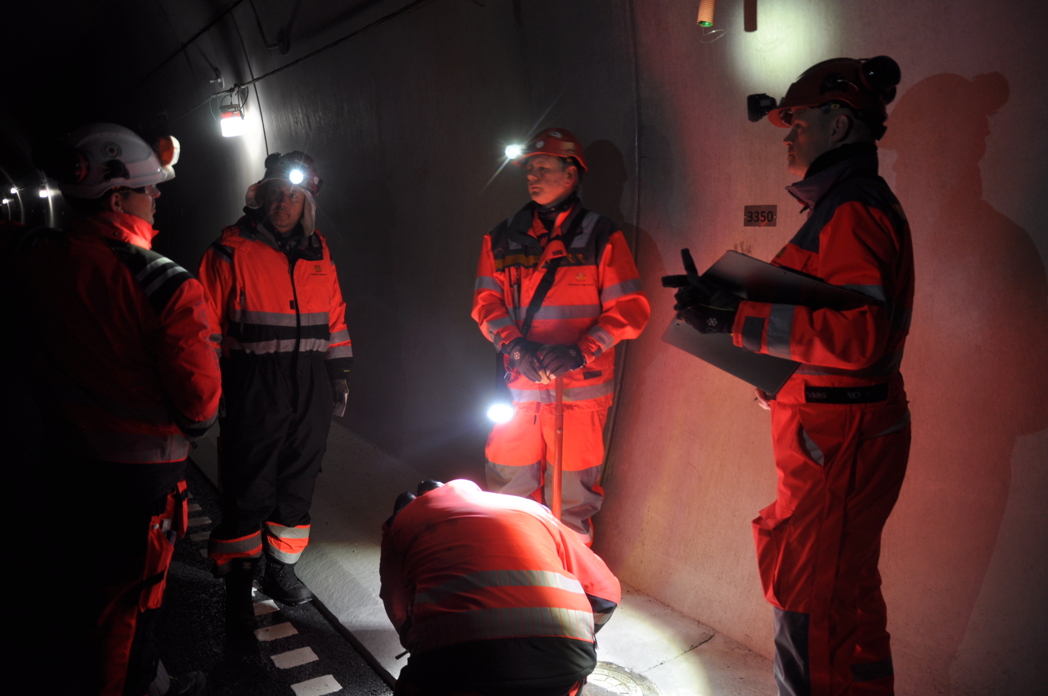 Små og store tekniske innstallasjoner i Kongsbergtunnelen sjekkes. (Foto: Kjell Wold)