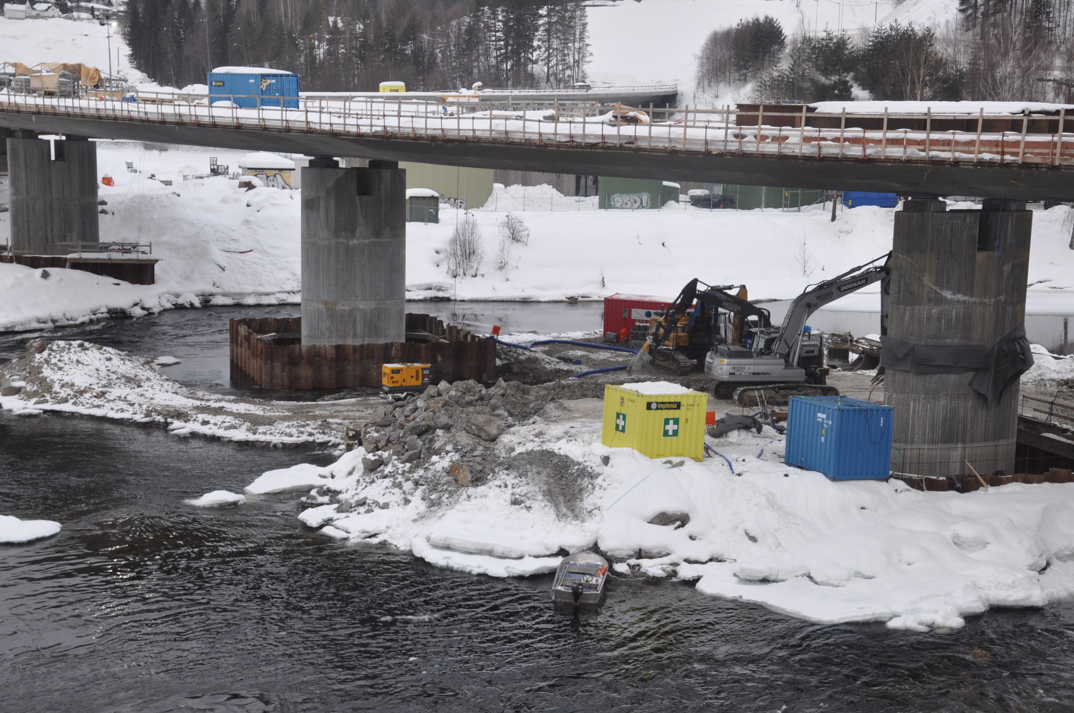 Fylling og spuntkasser skal nå fjernes ved Kongsberg bru. (Foto: Kjell Wold)