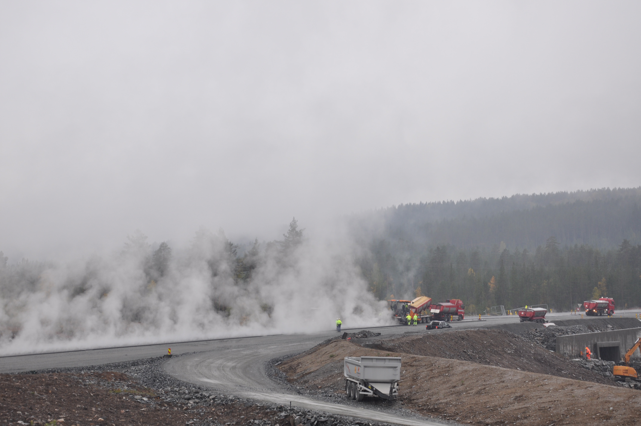 Nær 35.000 kbm asfalt legges nå ut på strekningen Trollerudmoen-Saggrenda. (Foto: Kjell Wold)