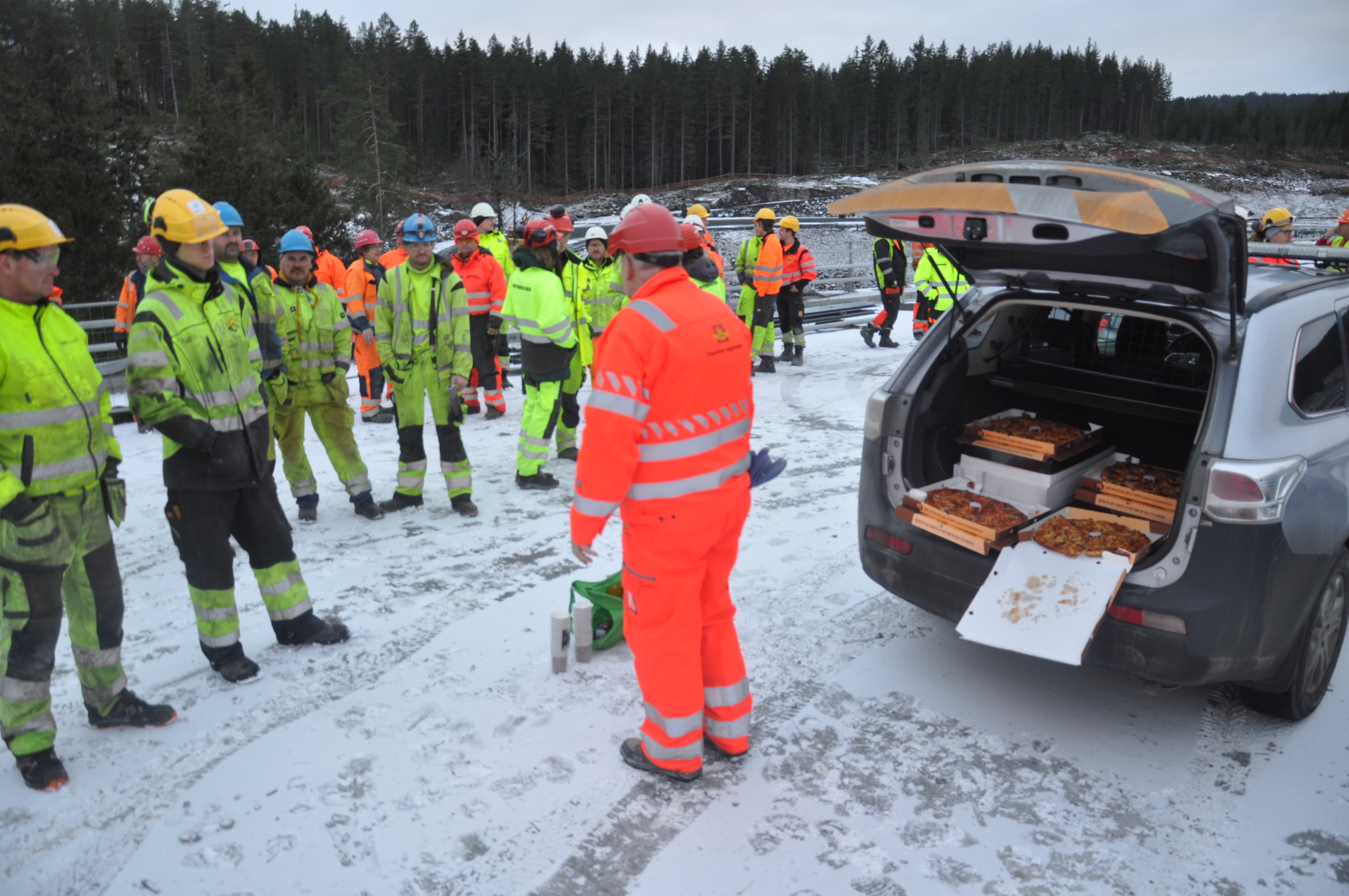 To gule biler fulle av pizza og kake på første kjøretur på Saggrenda bru. (Foto: Kjell Wold)l W