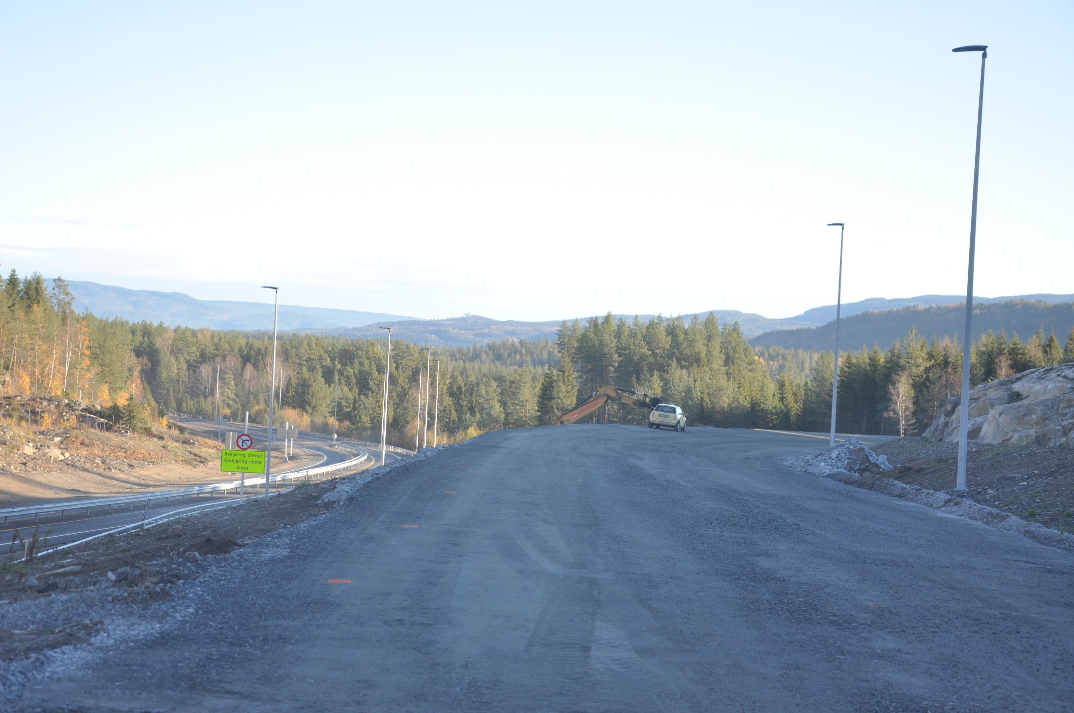 Her svinger fylkesveien av mot Krekling. (Foto: Kjell Wold)