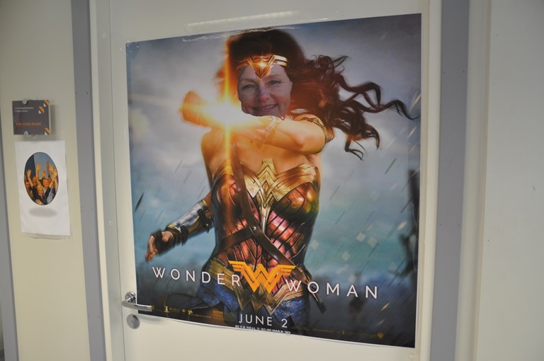 superwoman plakat på prosjektdør