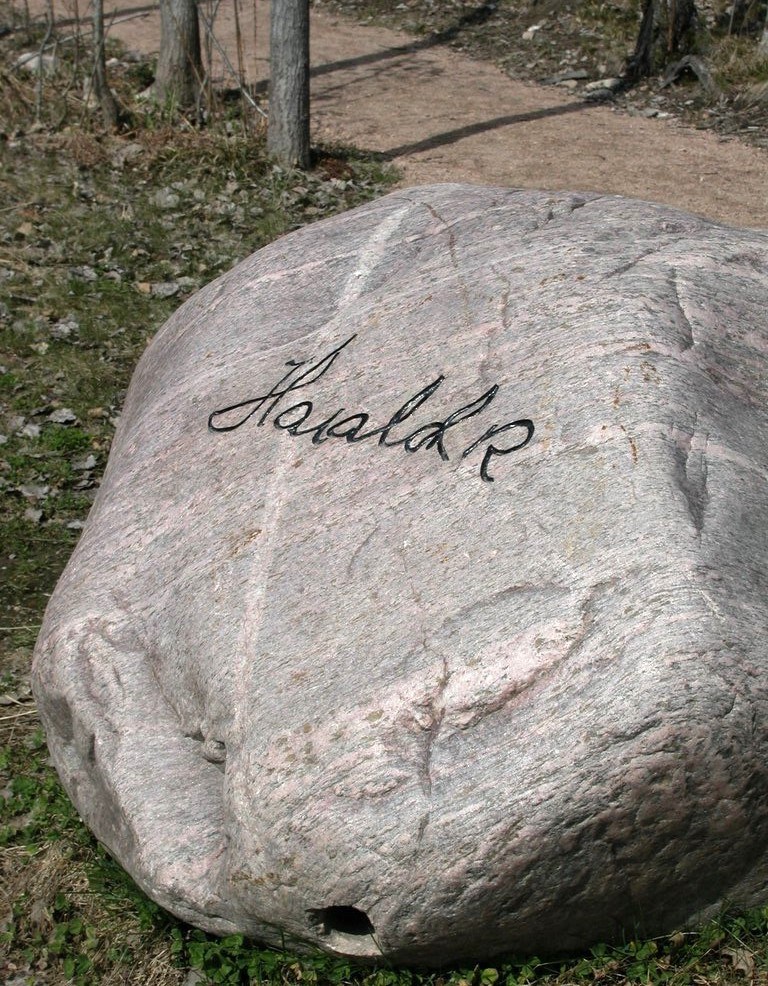 stein fra Oslofjordtunnelen signert av Kongen