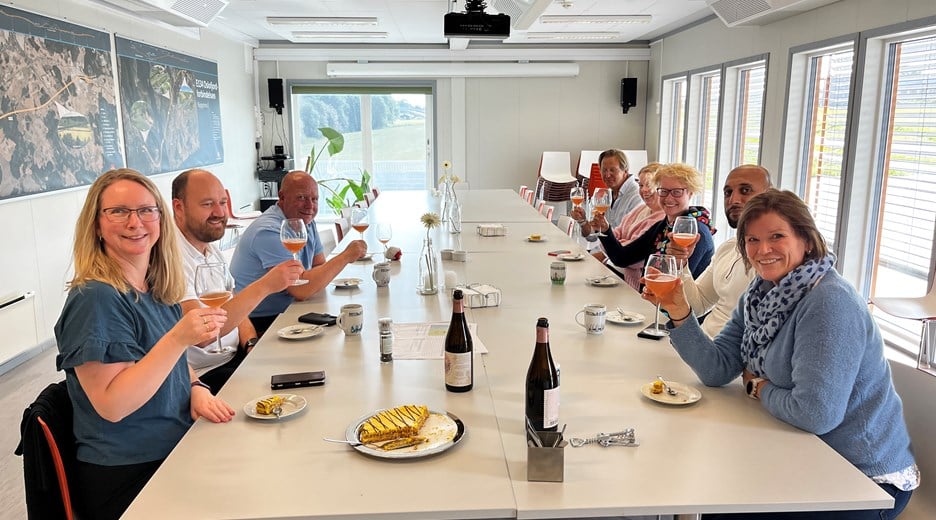 glad gjeng  rundt et bord utbringer en skål for Oslofjord 2
