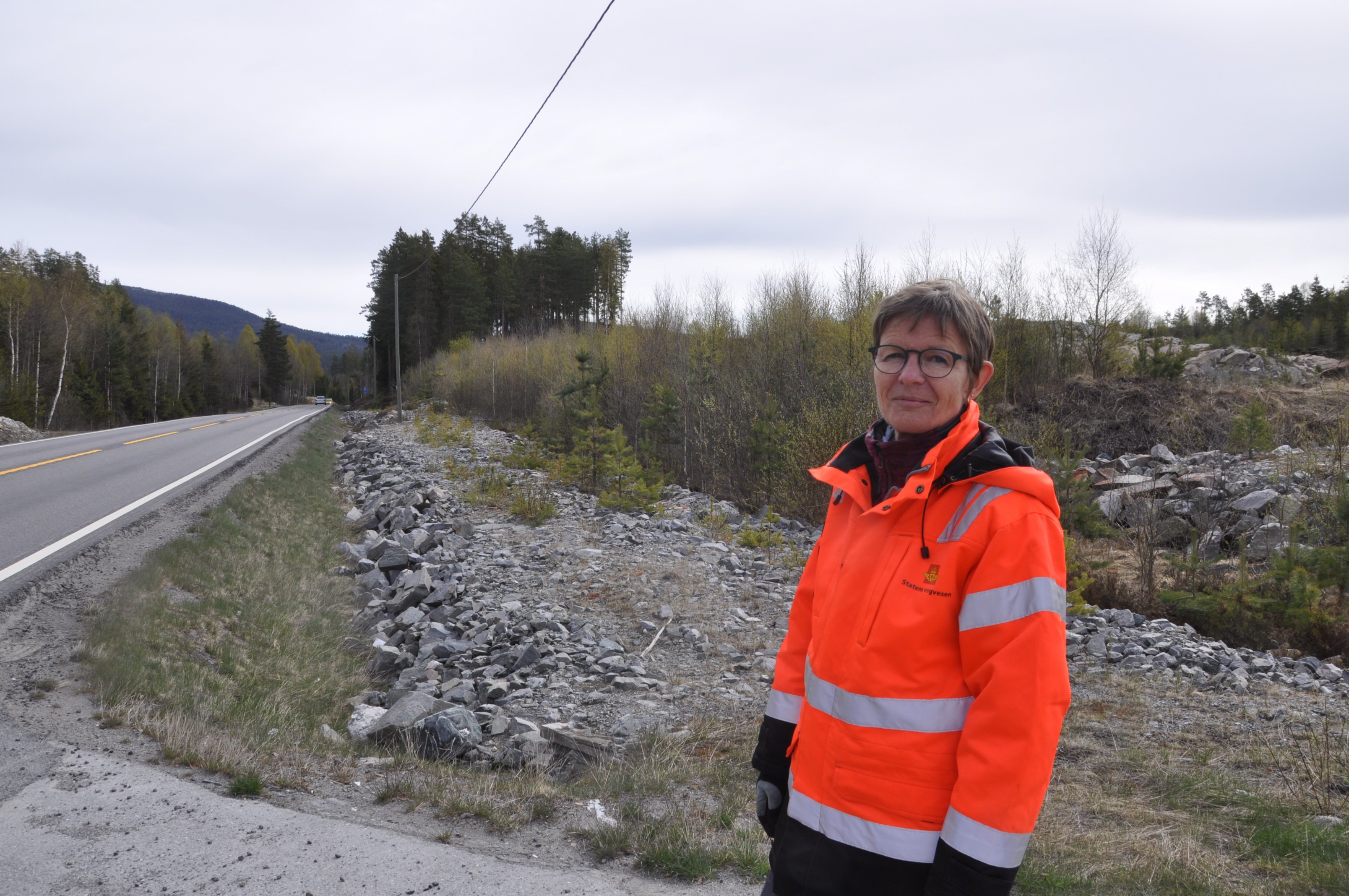 Trude Holter ved endepunktet i vest, Rossebu, en kilometer forbi Elgsjø. (Foto: Kjell Wold)
