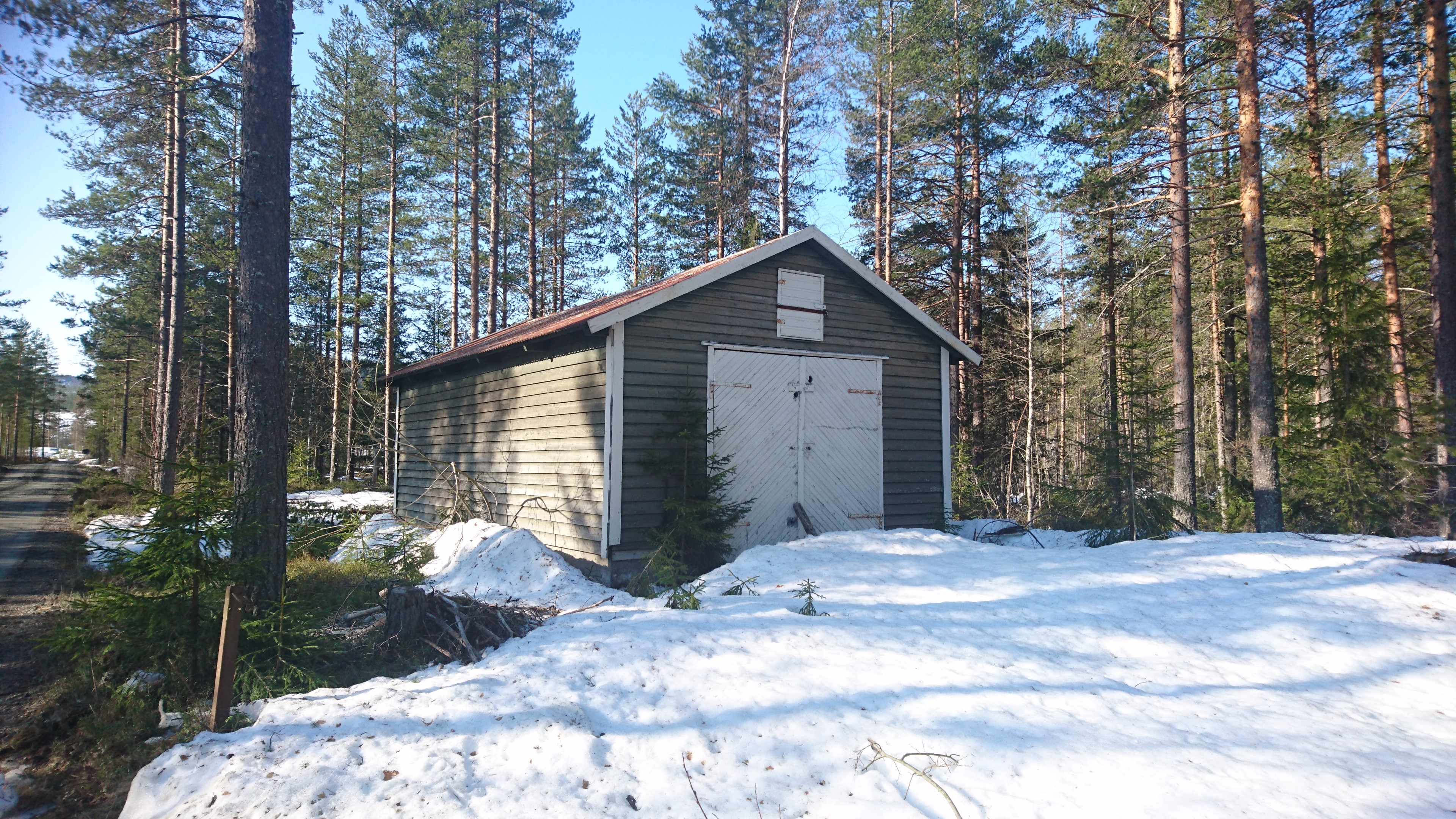 Denne garasjen i Øksneveien er blant bygg som må rives for ny E134 over Meheia(Foto: Gro Jubskås)
