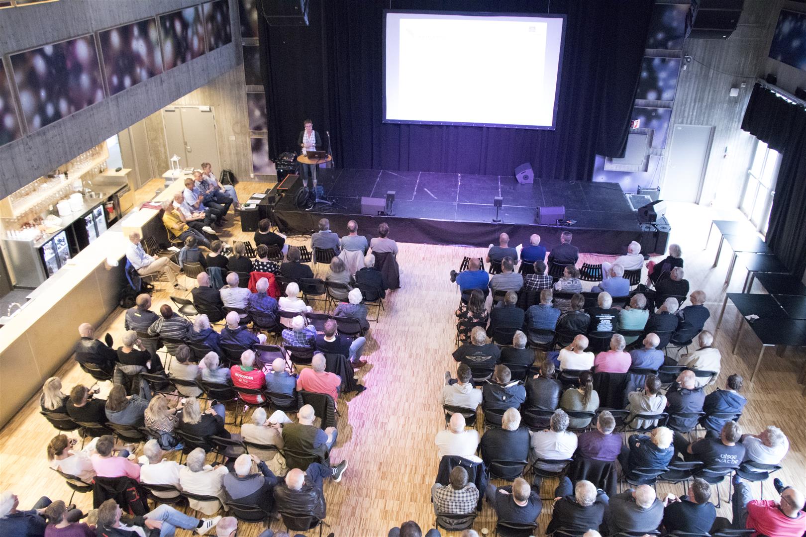 I Bok og blueshuset på Notodden møtte rundt 200 personer opp til møtet.