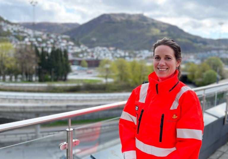 Prosjektsjef Katrine Sælensminde Erstad ser frem til å få startet arbeidet med å bygge trygg veg og bane mellom Norges to største byer - bilde