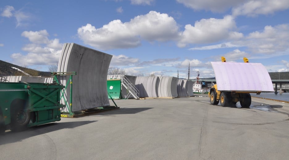 fem tonn tunge betongvegger til tunnel klare til transport