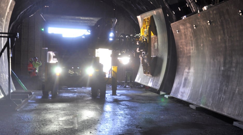 elektrisk drvet innkledning av vegtunnel med betongvegger på E16 Bjørum-Skaret
