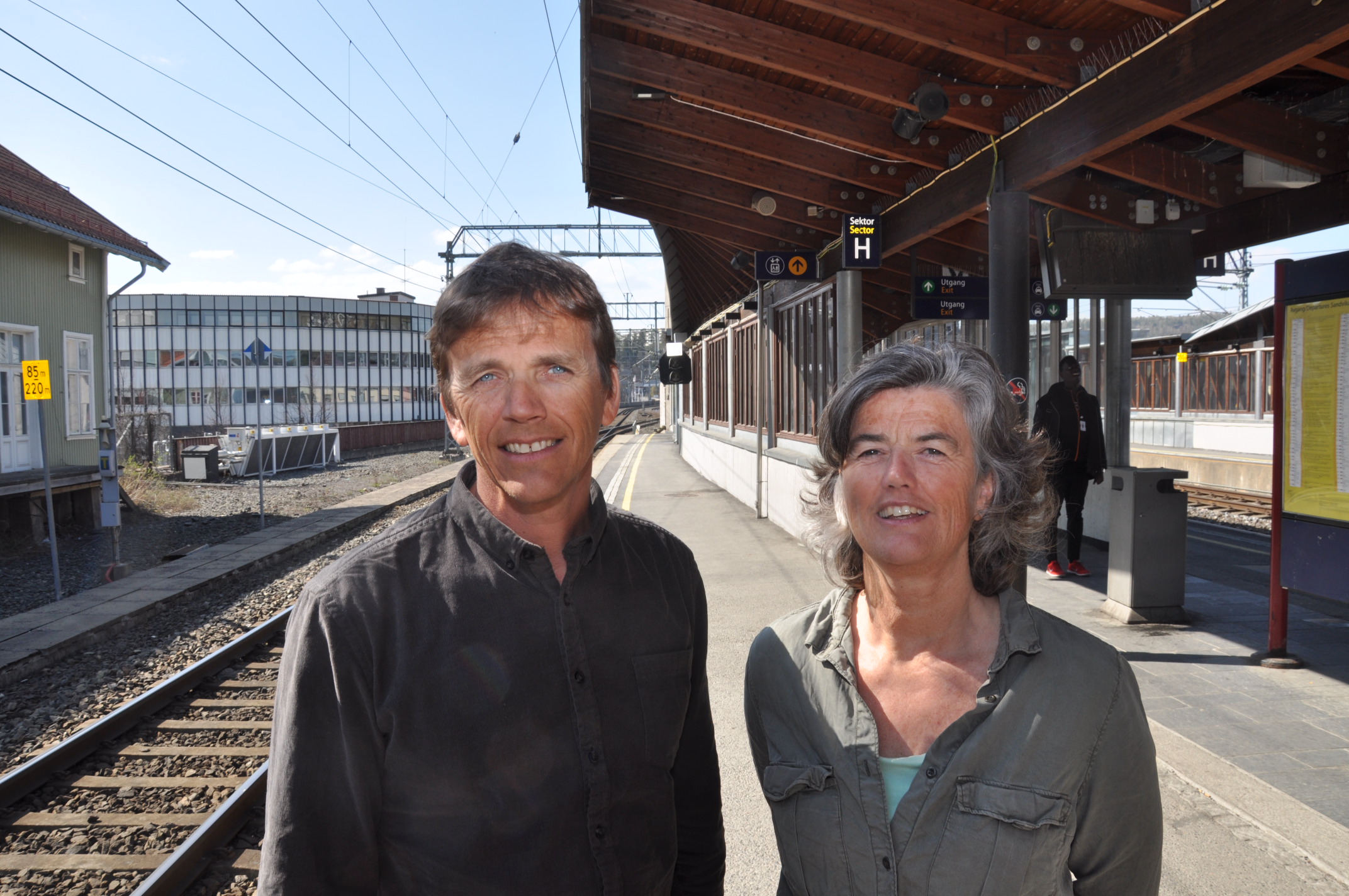 Tor og Astrid tror mer på Ringeriksbanen nå enn for 20 år siden. (Foto: Kjell Wold)