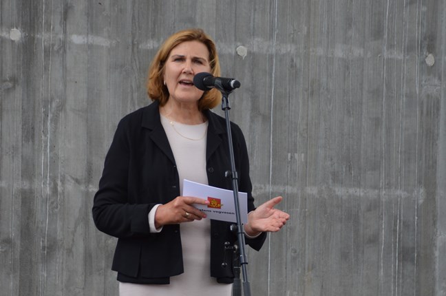 Vegdirektør Ingrid Dahl Hovland taler ved vegåpningen av E16 Eggemoen–Olum