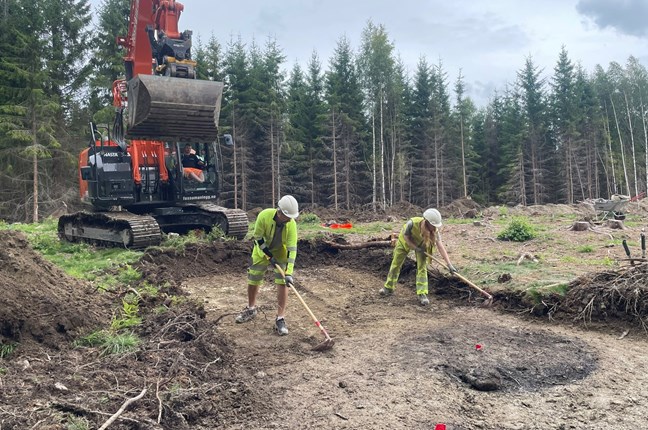 Avdekking av kokegroper i skogen på Oppsal. Arkeologene fjerner skogbunn og lag med eldre dyrkingsjord før de kommer ned til kokegropene.