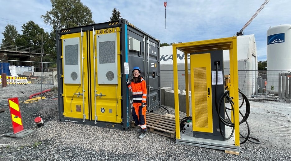Statens vegvesen og Skanska tester midler til å bruk av batteripakke i anleggsdriften på entreprise E103 Strand-Ramstadsletta. Batteriet og hurtigladeren skal blant annet sikre nødvendig elkraft til at stabboreriggen kan fases om til elektrisk drift.