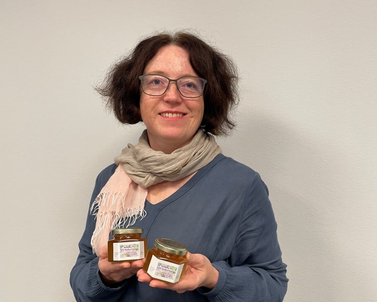 Claudia Trimmel-Leisser, en av initiativtakerne bak produksjonen av Vestkorridoren-honning - bilde