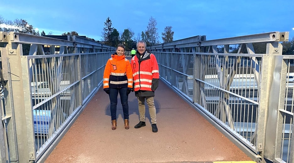 Prosjektsjef Hilde Ulvik (Skanska) og prosjektsjef Tom Hedalen (Statens vegvesen på den midlertidige gang-og sykkelvegbroen over E18 mellom Oksenøyveien og Philip Pedersens vei. 