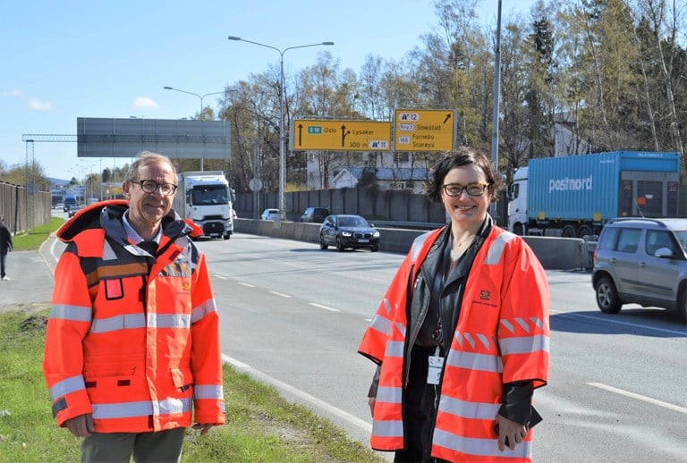 Bjørn Nyquist, planleggingsleder for E18 Ramstadsletta-Nesbru og Nina Mari Jørgensen, bærekraftkoordinator for E18 Vestkorridoren. Bildet er tatt ved E18 ved Lysaker (utenfor PP20)