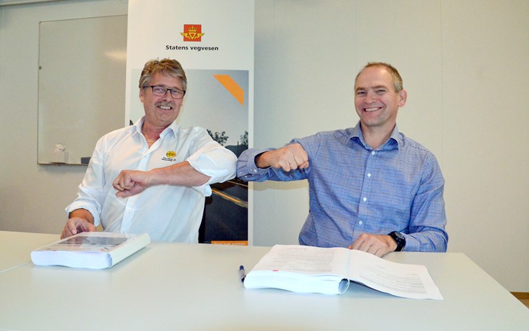 Kontrakten ble signert av Øyvind Langemyr (t.v., daglig leder i Bertelsen & Garpestad AS) og Ove Nesje (prosjektdirektør i Statens vegvesen Utbygging).