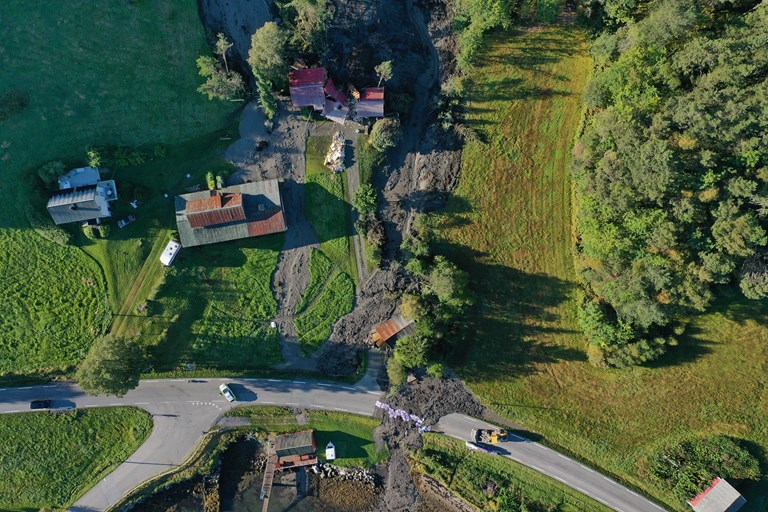 Dronefoto der en ser skredet og huset som ble tatt