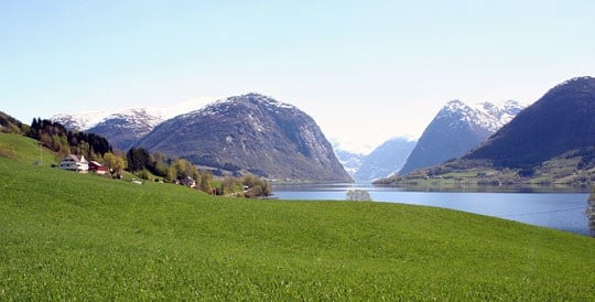 Landskap ved Jølstravatnet.