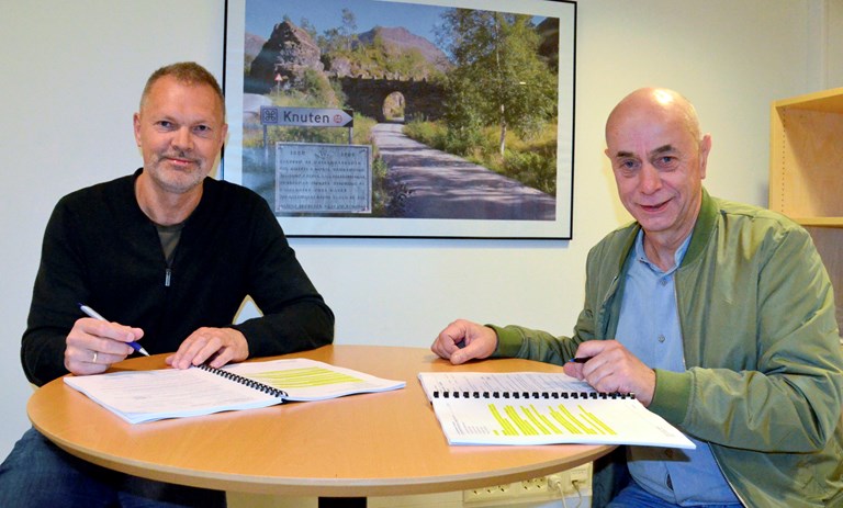 Kontrakten ble signert av Halgeir Brudeseth (prosjektleder i Statens vegvesen) og Agnar Haugen (avdelingsleder i Norsk Saneringsservice AS). 