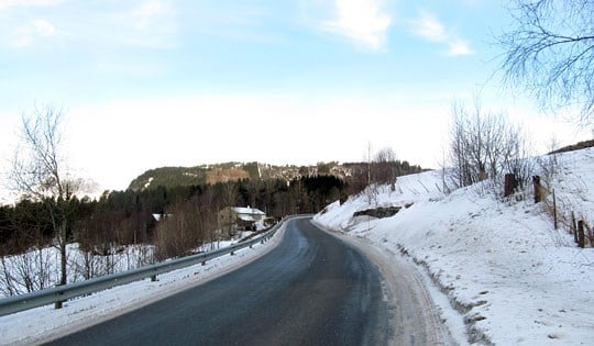 E39 som vinterveg opp bakkane frå Sande til Myrmel.