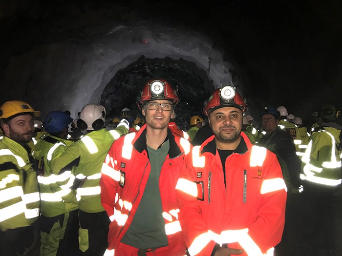 Erik Jensen, til venstre, og Ahmed Al-Samarray gleder seg til å bruke seismikk under drivinga av Rogfast. Her er dei fotograferte då det blei gjennomslag i Ryfylketunnelen - ein av tre tunnelar i Ryfast. 