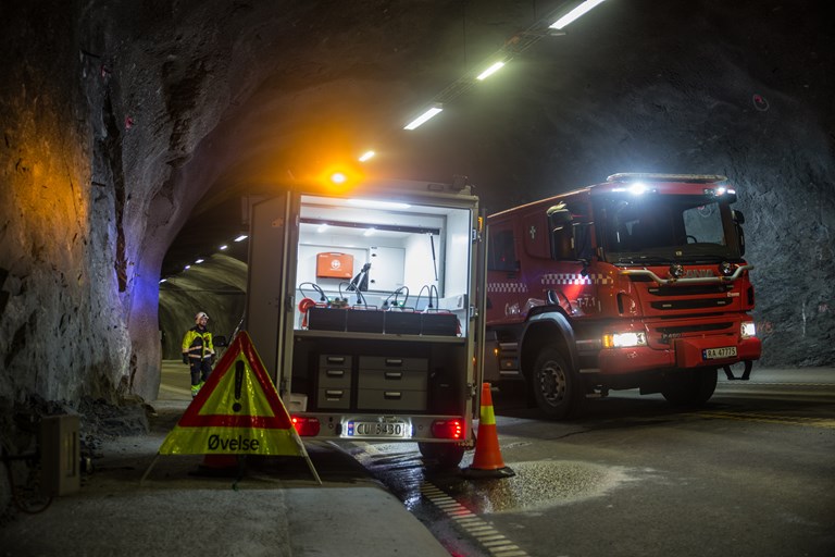 Bilde som viser brannbil i tunnel og skilt påskrevet "øvelse". Bildet er fra en øvelse i Nishammartunnelen i 2018. 