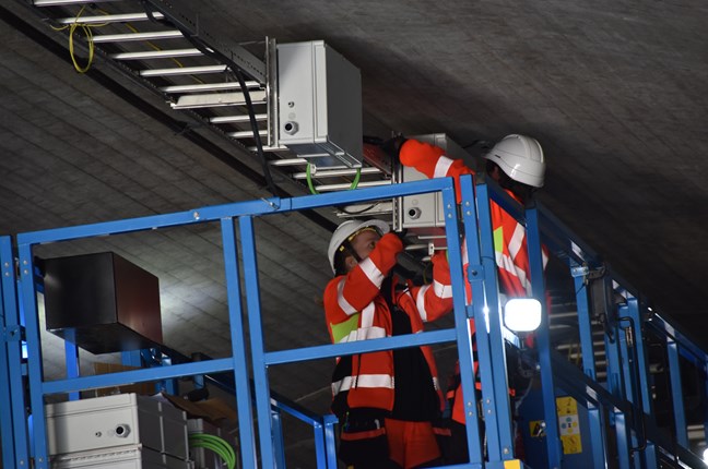 Arbeid med montering av tunnellys i Lyshorntunnelen.